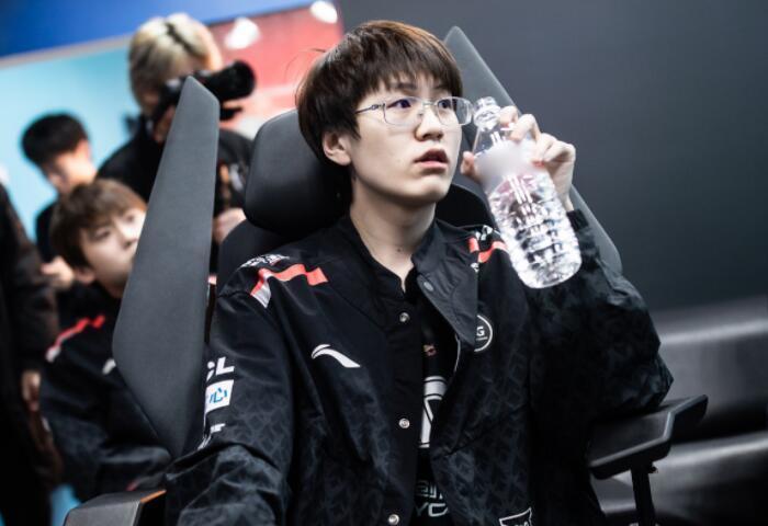 会员大会上施洛特贝克没和凯尔握手，记者：相关人员说没矛盾（会员大会上施洛特贝克未与凯尔握手 记者：知情者称双方并无矛盾）